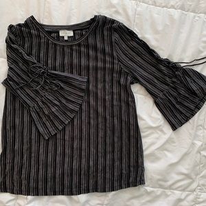 LUCKY BRAND - B&W Striped Bell-Sleeve Blouse - M